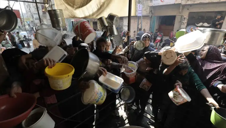 AA-20241103-36093782-36093775-GAZA_PALESTINCI_U_REDOVIMA_CEKAJU_HRANU