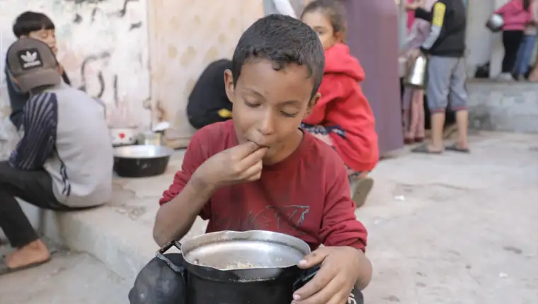 AA-20241103-36093782-36093766-GAZA_PALESTINCI_U_REDOVIMA_CEKAJU_HRANU