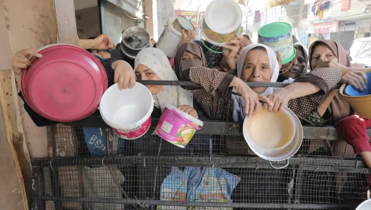 AA-20241103-36093782-36093780-GAZA_PALESTINCI_U_REDOVIMA_CEKAJU_HRANU