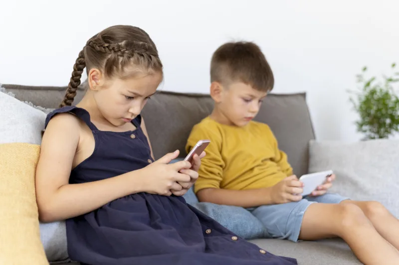 djeca gledaju u mobitel problemi sa vidom freepik