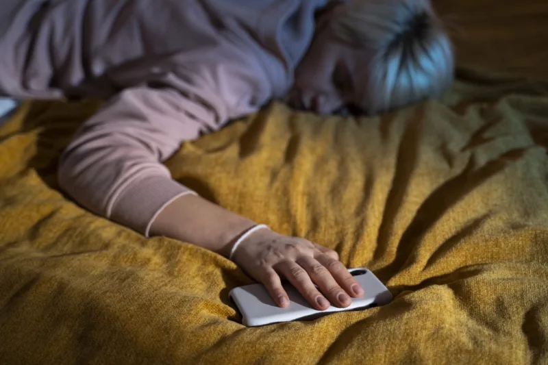 spavanje pored mobitela freepik