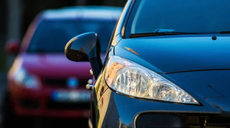 auto ide preblizu iza