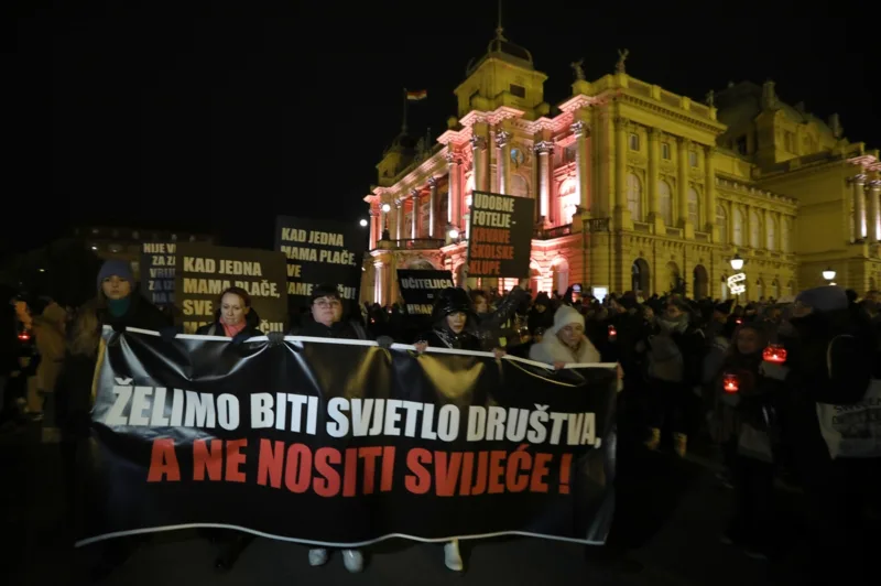 AA-20241223-36565372-36565359-U_HRVATSKOJ_TISUCE_LJUDI_SA_SVIJECAMA_NA_MIMOHODU_ZA_SIGURNU_SKOLU