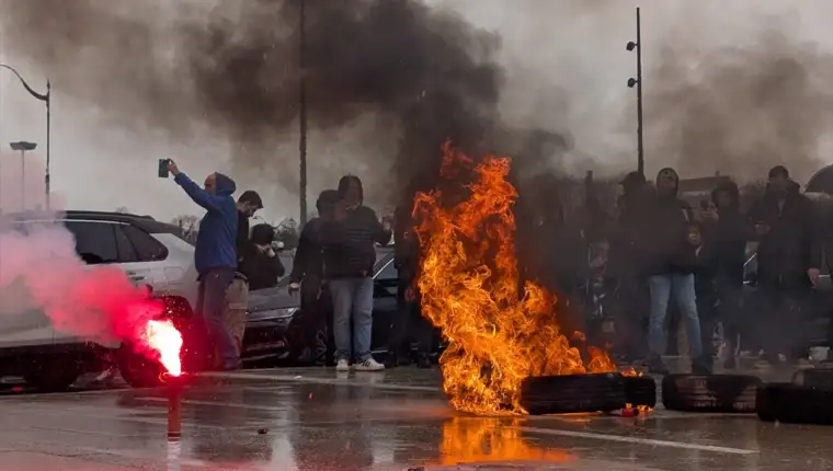 AA-20241203-36367349-36367347-FRANCUSKA_TAKSISTI_PROTESTUJU_U_PARIZU
