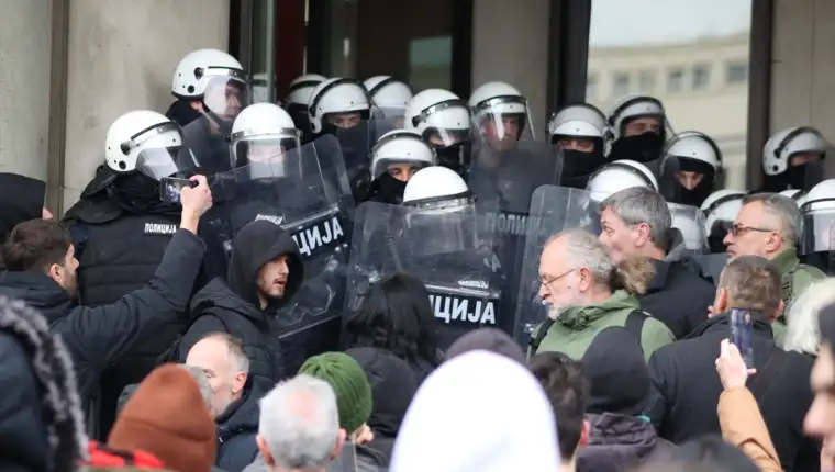AA-20241203-36366978-36366971-NOVE_TENZIJE_IZMEDU_DEMONSTRANATA_I_POLICIJE_U_NOVOM_SADU_NIJE_IZGLASAN_OPOZIV_GRADONACELNIKA_DURICA