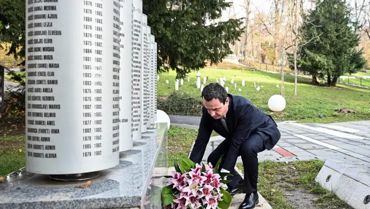 AA-20241206-36406502-36406500-KURTI_U_SARAJEVU_POSJETU_SAM_POCEO_POLAGANJEM_CVIJECA_NA_SPOMENOBILJEZJU_UBIJENOJ_DJECI_OPKOLJENOG_SARAJEVA