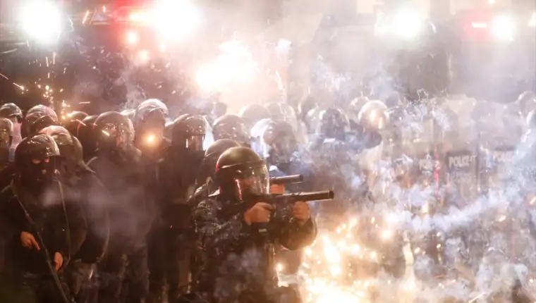 AA-20241202-36360920-36360910-GRUZIJA_POLICIJA_PROTIV_DEMONSTRANATA_U_TBILISIJU_KORISTILA_VODENE_TOPOVE_I_SUZAVAC
