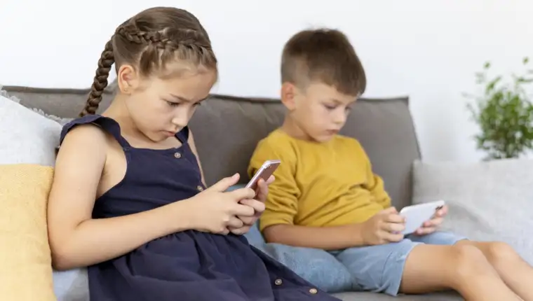 djeca gledaju u mobitel problemi sa vidom freepik