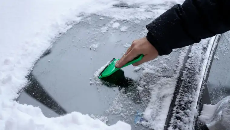 čišćenje snijega sa auta