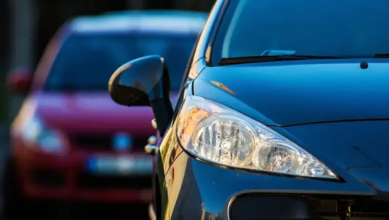 auto ide preblizu iza