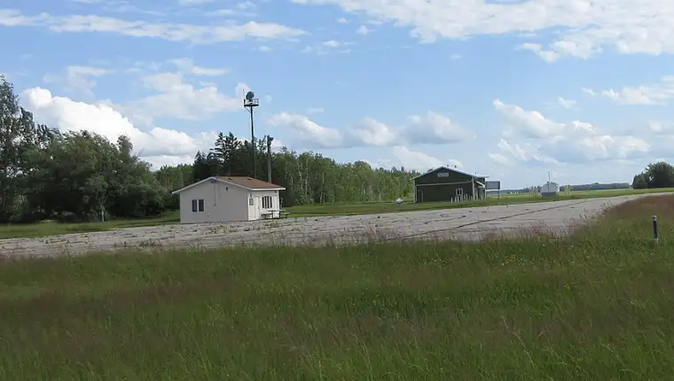 1200px-Piney_Pinecreek_Border_Airport