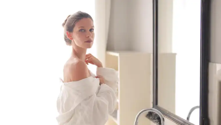 portrait-young-woman-bathroom_641386-344.jpg
