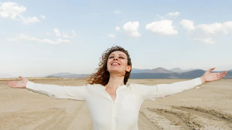 high-angle-woman-happy-be-nature