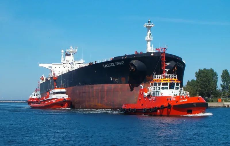 Brosen_tugboats_tanker