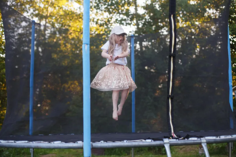 djete na trampolini freepik