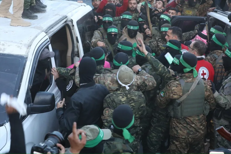 AA-20250119-36798818-36798817-HAMAS_PREDAO_CRVENOM_KRIZU_TRI_IZRAELSKA_TAOCA