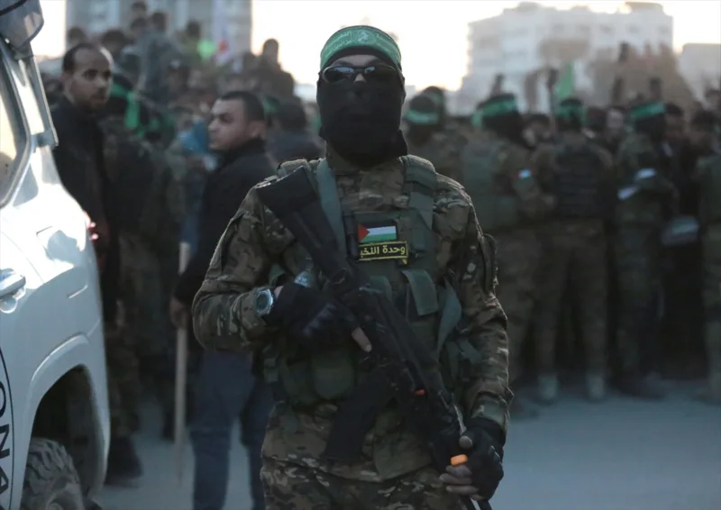 AA-20250119-36798838-36798836-HAMAS_PREDAO_CRVENOM_KRIZU_TRI_IZRAELSKA_TAOCA