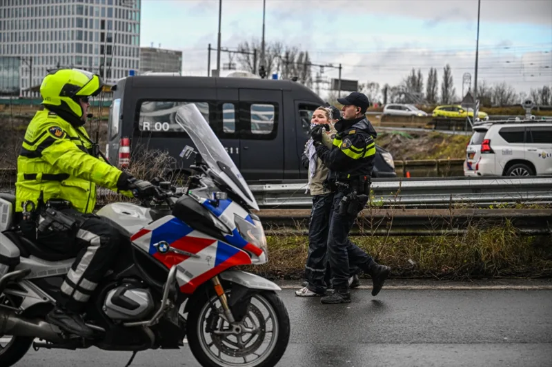 AA-20250125-36862069-36862067-AMSTERDAMSKA_POLICIJA_UHAPSILA_190_DEMONSTRANATA_TOKOM_BLOKADE_AUTOPUTA
