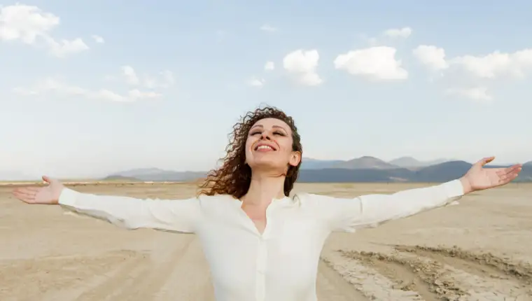 high-angle-woman-happy-be-nature