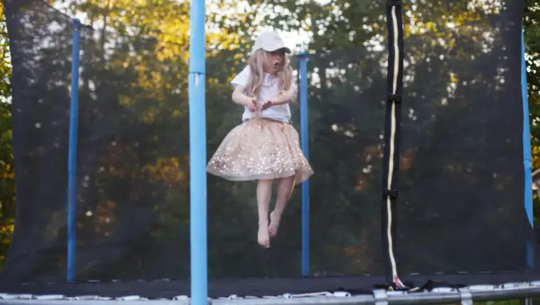 djete na trampolini freepik