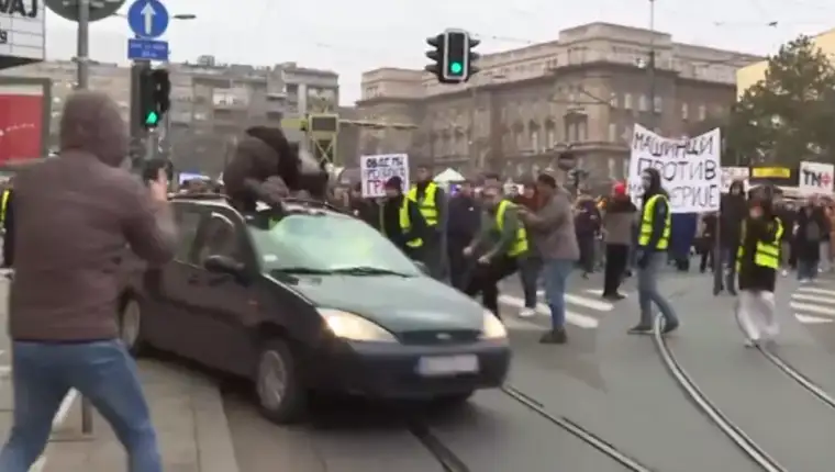 beograd automobil udara studenticu protesti