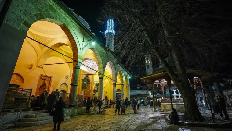 AA-20250126-36872292-36872269-MUSLIMANI_VECERAS_OBILJEZAVAJU_LEJLETULMIRADZ