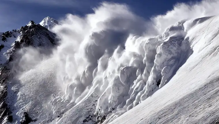 Dangerous horizontal avalanche flow in high mountains
