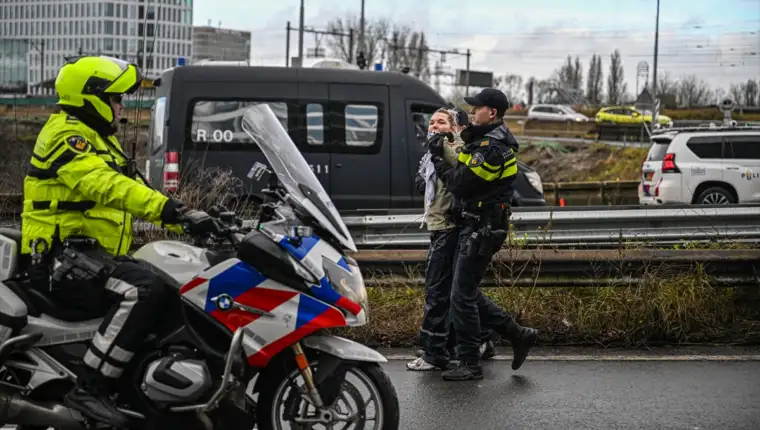 AA-20250125-36862069-36862067-AMSTERDAMSKA_POLICIJA_UHAPSILA_190_DEMONSTRANATA_TOKOM_BLOKADE_AUTOPUTA