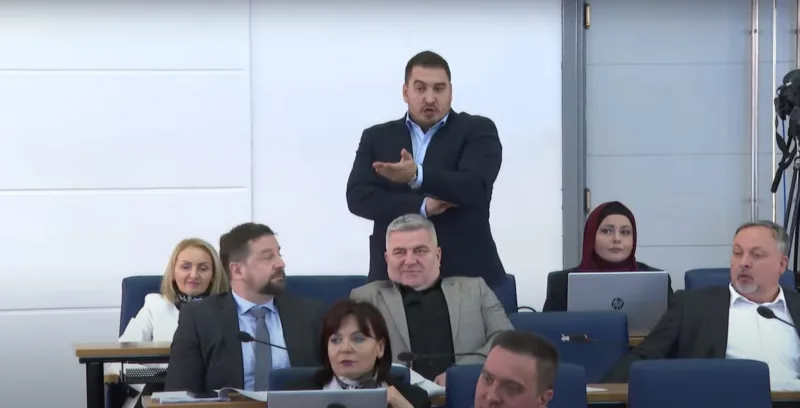 haris zahiragic admela hodzic svadja oko sjedenja