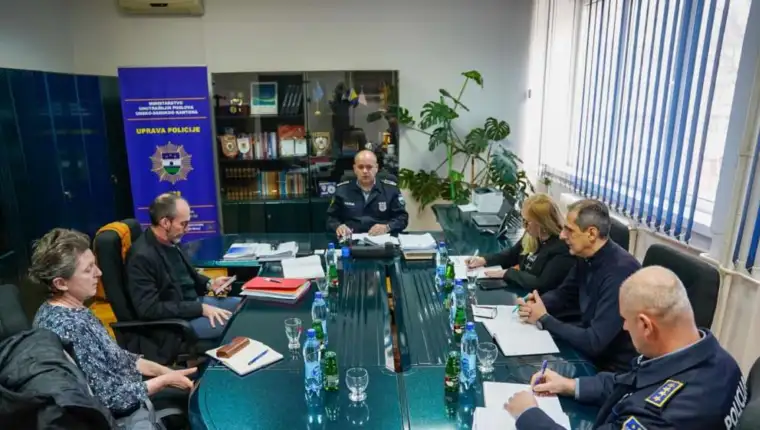 usk francuski atase policija