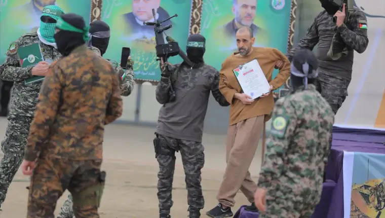 AA-20250208-36991319-36991313-HAMAS_OSLOBODIO_TROJICU_IZRAELSKIH_ZAROBLJENIKA