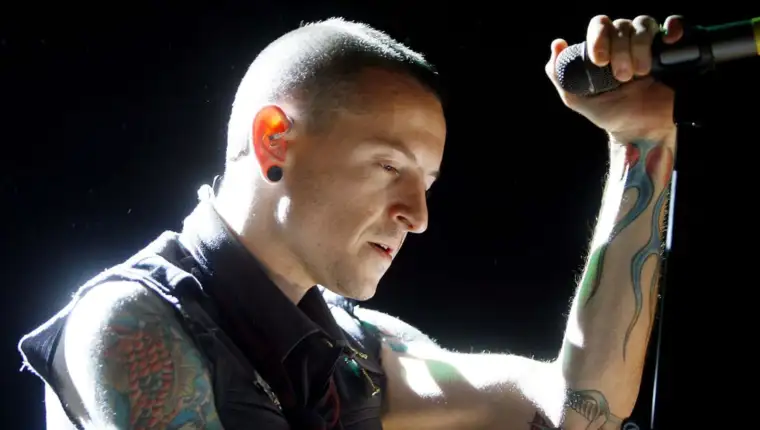 chester-bennington-performing-live-icg4bpi8knc8386s