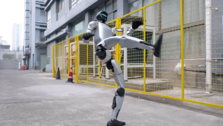 humanoidni robot kung fu