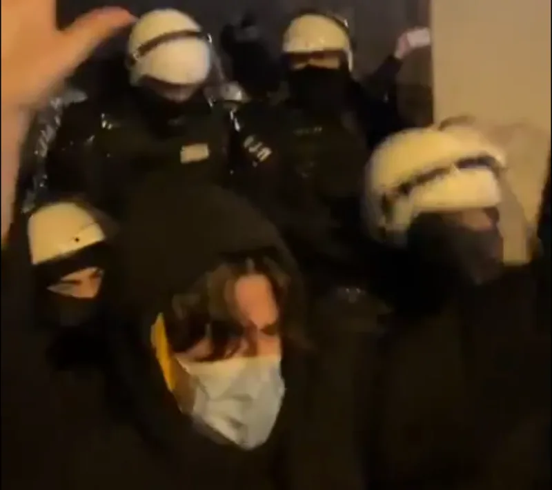 policija tuče studente novi sad