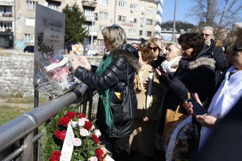 polaganje cvijeća Most Suadei Olge - FENA