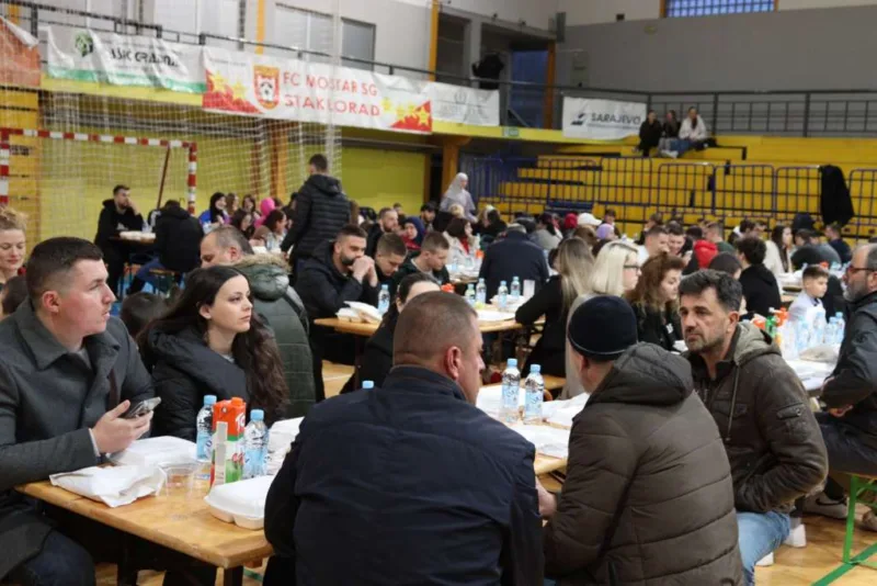 iftar u Mostaru - foto Fena