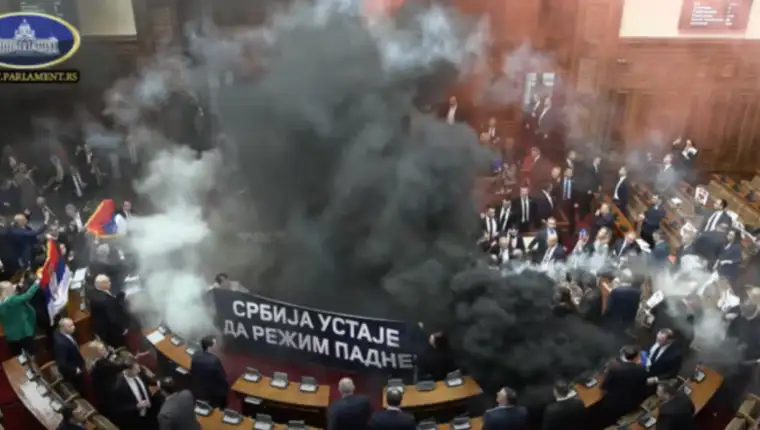 skupstina srbije haos dimne bombe