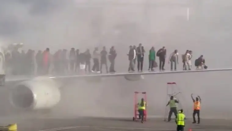 zapaljen avion u americi