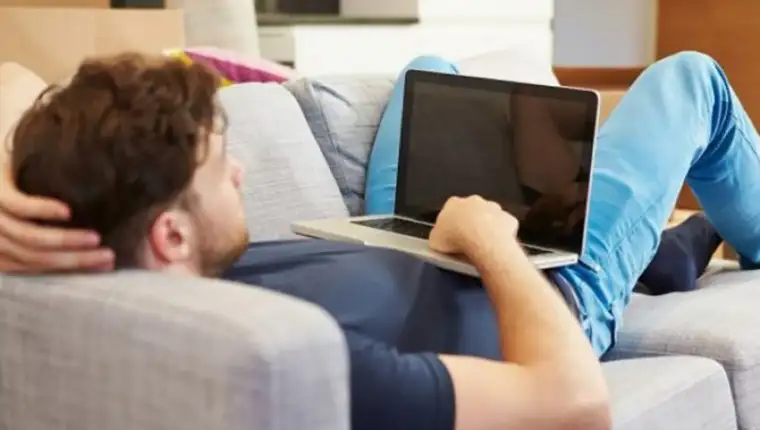 laptop na krilu
