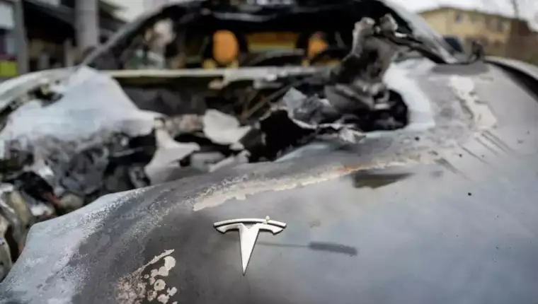 tesla uništen auto