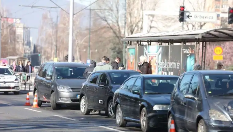 pofalići lančani sudar