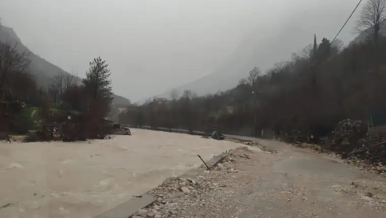 Obilne padaline izazvale porast vodostaja i manje odrone, stanje u Drežnici sada stabilno