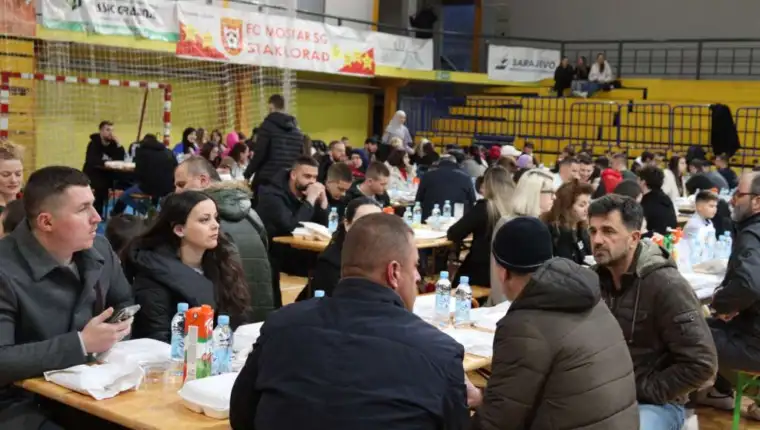 iftar u Mostaru - foto Fena