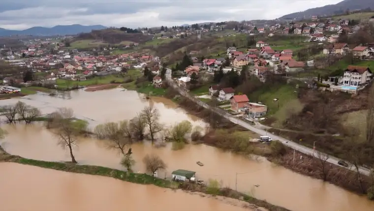 AA-20250327-37463483-37463482-SNIMCI_IZ_ZRAKA_RIJEKA_BOSNA_SE_IZLILA_IZ_KORITA_KOD_SARAJEVA