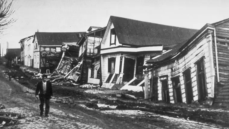Valdivia_after_earthquake,_1960