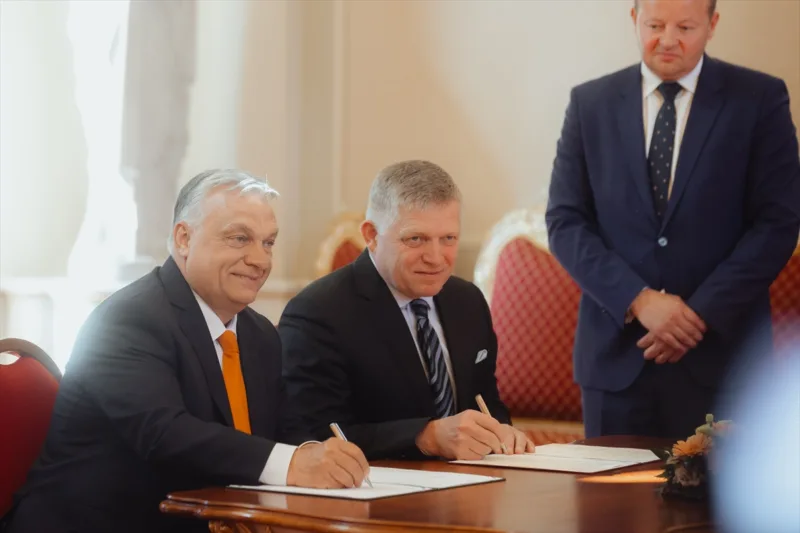 AA-20250428-37781048-37781024-SLOVACKI_I_MADARSKI_PREMIJER_POTPISALI_MEMORANDUM_O_PREKOGRANICNOM_RAZVOJU