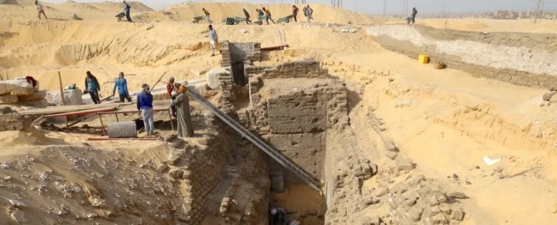 PeopleWorkingOnSandAboveAncientTomb