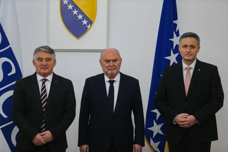 AA-20250401-37508137-37508131-CLANOVI_PREDSJEDNISTVA_BIH_SA_GENERALNIM_SEKRETAROM_OSCEA_FERIDUNOM_SINIRLIOGLUOM