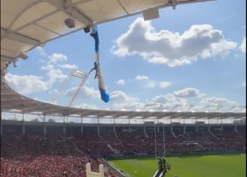 padobranac na krovu stadiona