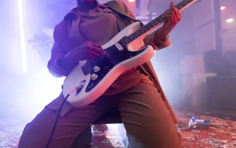 woman-playing-guitar-local-event